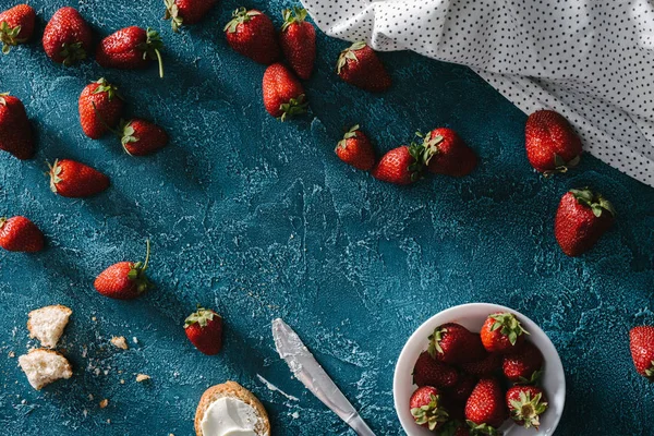 Vista superior de morangos maduros na mesa azul com migalhas de pão — Fotografia de Stock