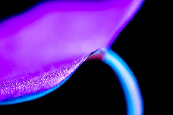 Getöntes Bild des lila tropischen Blattes, isoliert auf schwarz — Stockfoto