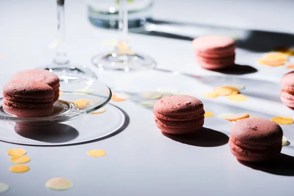 Vista de perto de macarons doces dispostos na mesa — Fotografia de Stock