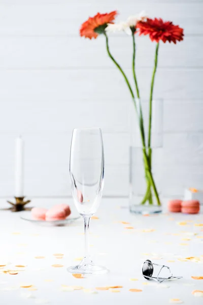 Selektiver Fokus des leeren Glases mit einem Strauß Gerbera-Blumen auf grauem Hintergrund — Stockfoto