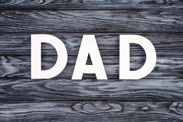 Draufsicht auf Papa-Schriftzug auf grauer Holztischplatte, Konzept zum Vatertag — Stockfoto