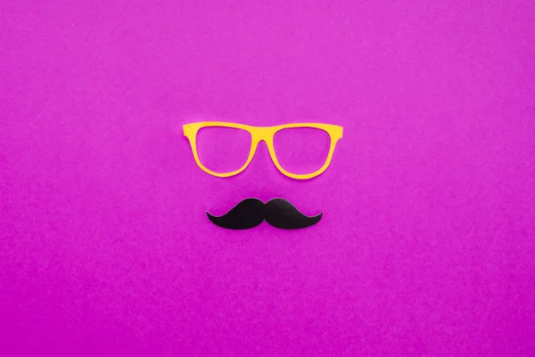 Вид зверху на джентльменське обличчя з картонних окулярів і вусів на рожевій поверхні — стокове фото