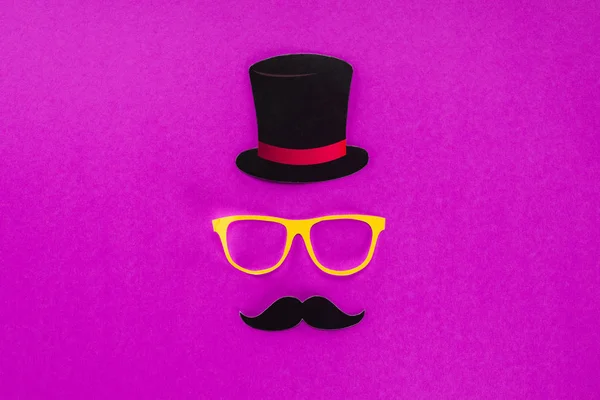 Vue de dessus du visage de gentleman en lunettes de vue en carton, moustache et chapeau sur la surface rose — Photo de stock