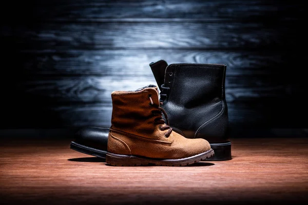 Vista lateral de sapatos de pai e filho na mesa de madeira, conceito feliz dia dos pais — Fotografia de Stock