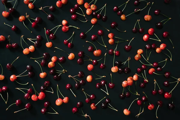Vista dall'alto di ciliegie biologiche dolci mature su sfondo nero — Foto stock