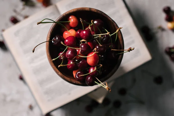 Top view of fresh ripe sweet cherries in bowl, selective focus — Stock Photo