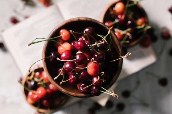 Вид сверху на вкусные здоровые органические вишни в миске, избирательный фокус — стоковое фото