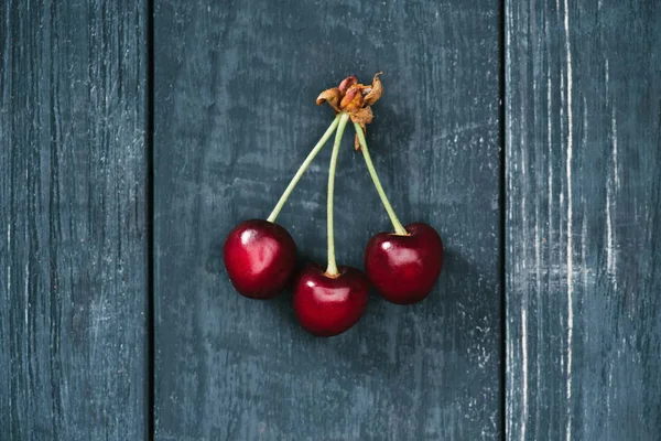 Vue de dessus des cerises rouges saines savoureuses sur la surface en bois rustique — Photo de stock