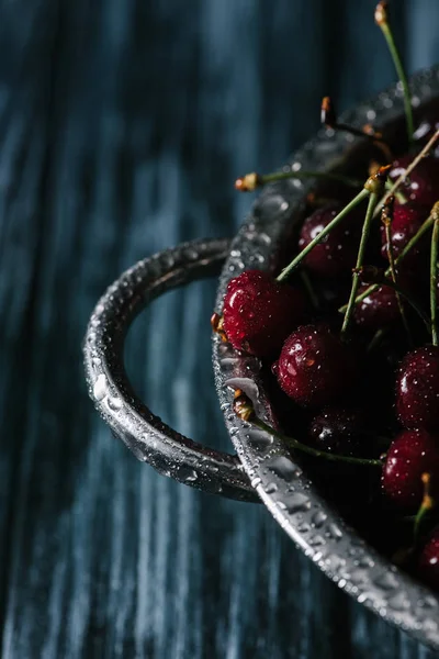 Close-up view of fresh ripe sweet cherries in wet metallic pan — Stock Photo