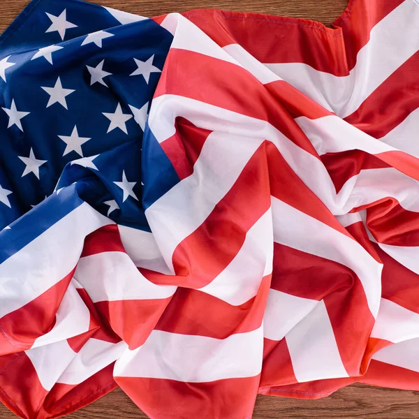 Vista superior de la bandera de los estados unidos en la mesa de madera, concepto del Día de la Independencia - foto de stock