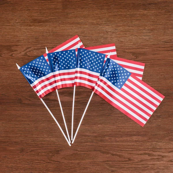 Vue du haut de la rangée de drapeaux des États-Unis sur la table en bois, concept de fête de l'indépendance — Photo de stock