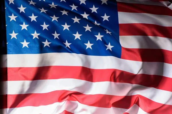 Nahaufnahme des Schwenkens der Flagge der Vereinigten Staaten, Konzept für den Unabhängigkeitstag — Stockfoto