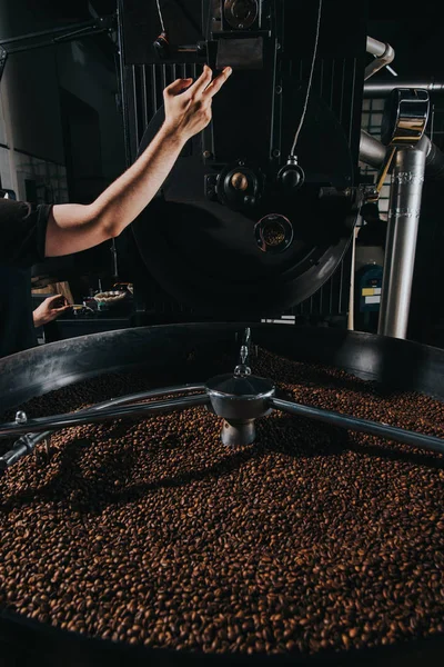 Mains masculines mis en place la machine pour la production de café professionnel — Photo de stock