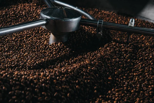 Tostador de café profesional con granos de café tostados frescos - foto de stock