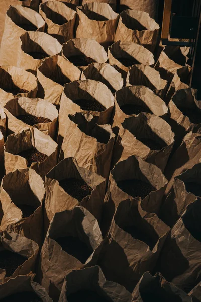 Lignes de sacs en papier avec grains de café pour la vente — Photo de stock