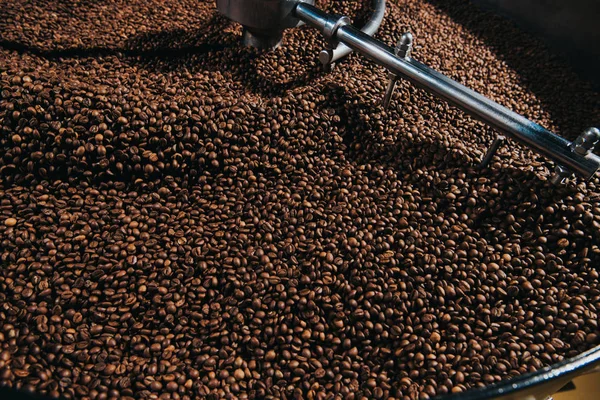 Torrefação de grãos de café em torrador de café industrial — Fotografia de Stock