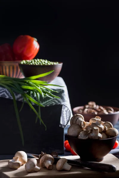 Champignon champignons et divers légumes sur la table sur noir — Photo de stock