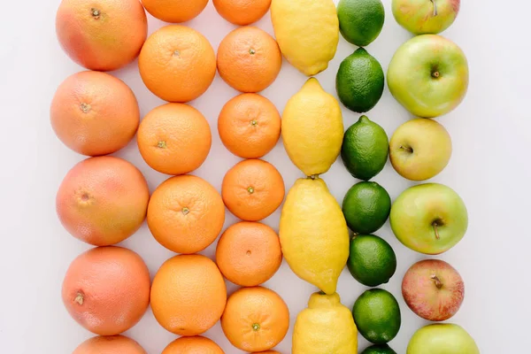 Верхний вид композиции различных спелых фруктов рядами на белой столешнице — стоковое фото