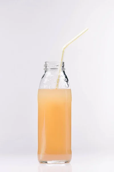 Botella de vidrio de jugo de manzana fresca en blanco - foto de stock