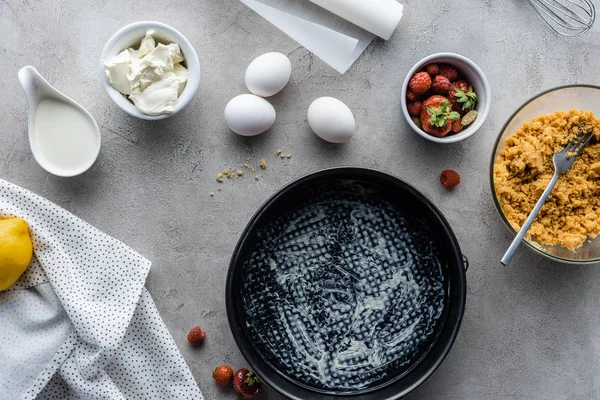 Flat lay com forma de cozimento e ingredientes para torta caseira na superfície cinza — Fotografia de Stock