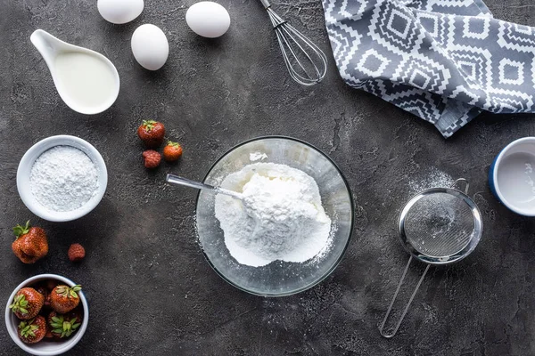 Deitado plano com arranjo de ingredientes para torta caseira na superfície cinza escuro — Fotografia de Stock