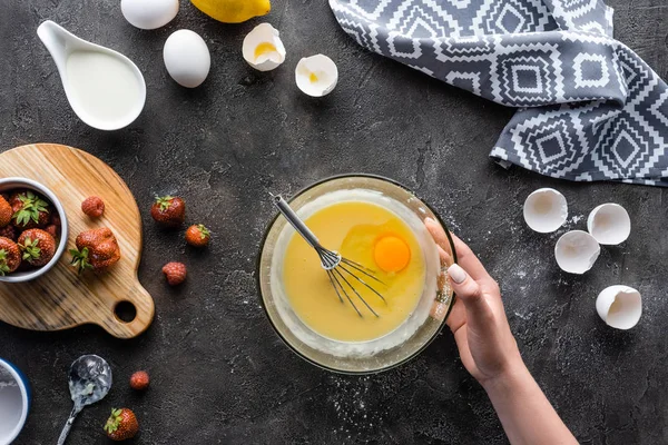 Plan recadré de femme faisant de la crème pour tarte maison sur plateau gris foncé — Photo de stock