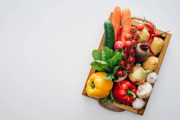 Vue du haut de la boîte avec des légumes frais mûrs isolés sur blanc — Photo de stock