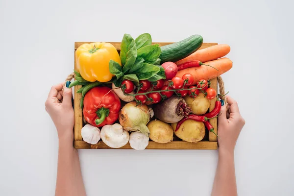 Plan recadré de la personne tenant boîte avec des légumes crus frais isolés sur blanc — Photo de stock