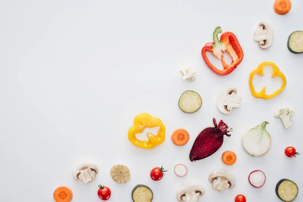 Vista superior de rebanadas de verduras frescas y saludables aisladas sobre fondo blanco - foto de stock