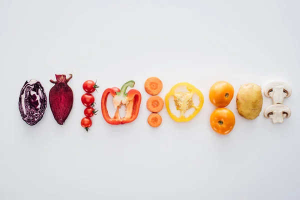 Vista superior de varias verduras frescas saludables aisladas en blanco - foto de stock