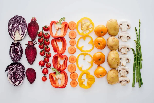 Vista superior de verduras frescas crudas y saludables aisladas en blanco - foto de stock