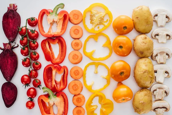 Vue de dessus des légumes biologiques frais sains isolés sur blanc — Photo de stock