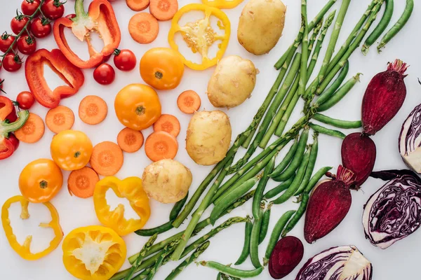 Vista superior de verduras orgánicas frescas y saludables aisladas en blanco — Stock Photo