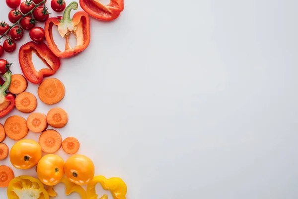 Vue du dessus de légumes biologiques frais mûrs isolés sur fond blanc — Photo de stock