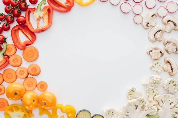 Vue du dessus de légumes biologiques frais tranchés crus isolés sur fond blanc — Photo de stock