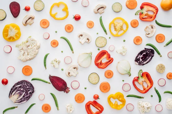 Vue du dessus de légumes biologiques frais tranchés isolés sur fond blanc — Photo de stock