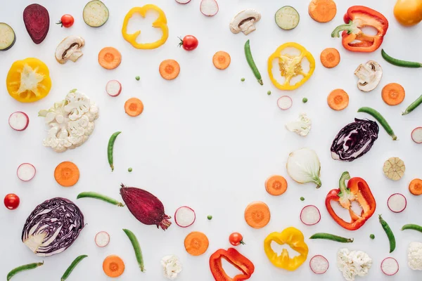 Draufsicht auf frisches, in Scheiben geschnittenes gesundes Gemüse isoliert auf weißem Hintergrund — Stockfoto