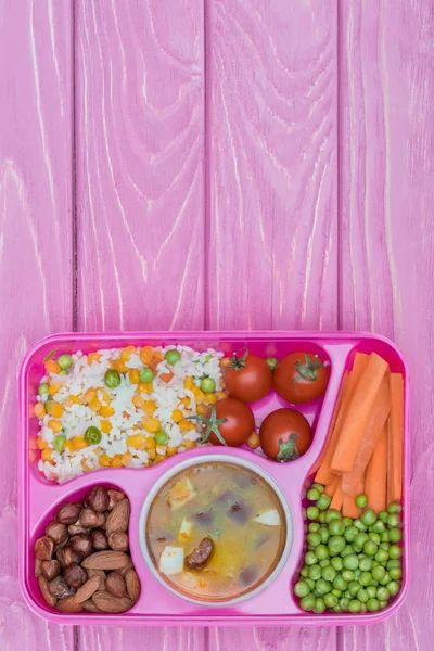 Верхний вид подноса с детским обедом для школы на фиолетовом деревянном столе — стоковое фото