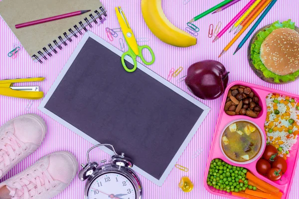 Vista superior de quadro-negro e bandeja com crianças almoço para a escola na mesa roxa — Fotografia de Stock