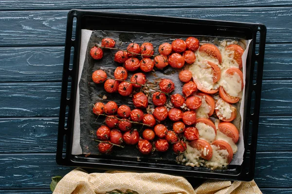 Сковородка с красными помидорами черри с сыром на деревянном столе — Stock Photo