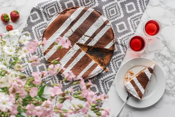 Vista superior de delicioso pastel casero, fresas frescas y hermosas flores — Stock Photo