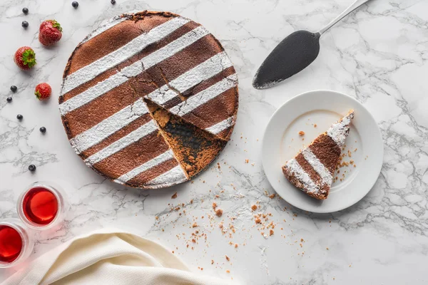 Tasty homemade cake with strawberries and blueberries on marble surface — Stock Photo