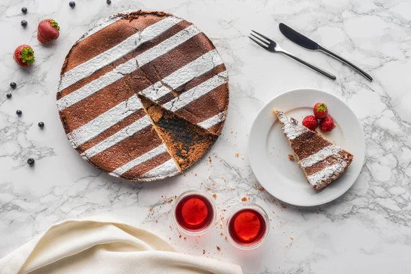 Vista dall'alto di gustosa torta fatta in casa con fragole e mirtilli sulla superficie di marmo — Foto stock