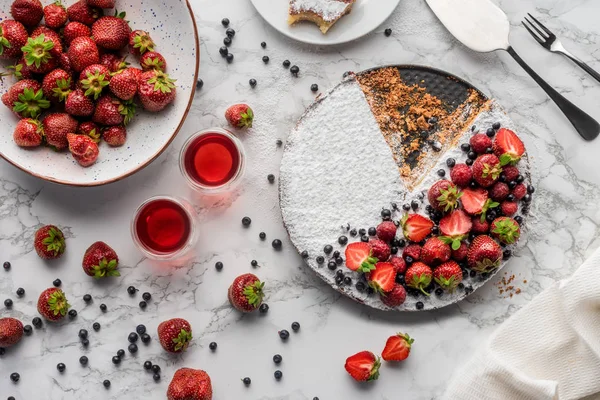 Вид зверху смачний домашній торт зі свіжими ягодами на мармуровій поверхні — стокове фото