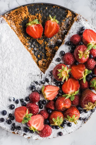 Blick von oben auf köstlichen hausgemachten Kuchen mit Beeren und Zuckerguss — Stockfoto