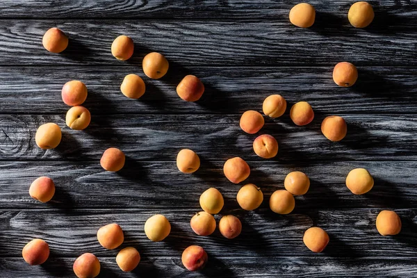 Elevated view of pile of ripe apricots on wooden table — Stock Photo
