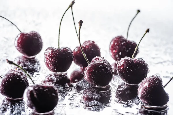 Cerejas maduras vermelhas com gotas de água na superfície molhada — Fotografia de Stock