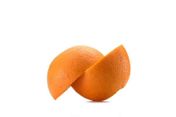 Vue rapprochée des morceaux orange frais disposés isolés sur blanc — Photo de stock