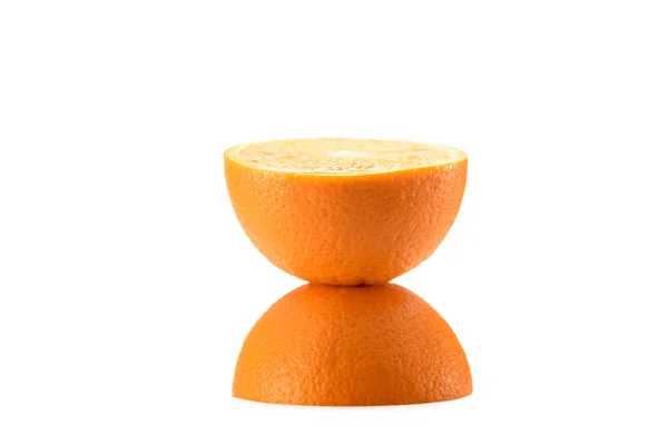 Vue rapprochée des morceaux orange frais disposés isolés sur blanc — Photo de stock