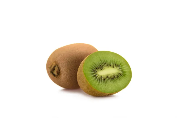Nahaufnahme von frischen und reifen Kiwi isoliert auf weiß — Stockfoto